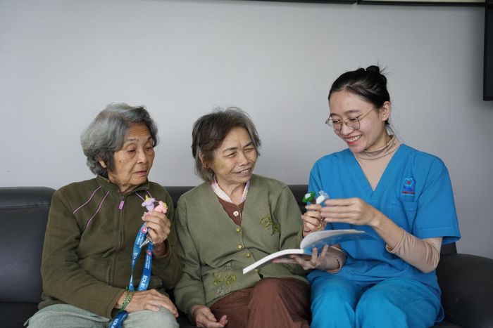 Sự chăm sóc chuyên nghiệp giúp người cao tuổi có thêm lựa chọn phù hợp khi gia đình không thể trực tiếp chăm sóc thường xuyên. Ảnh: KHA MIÊN