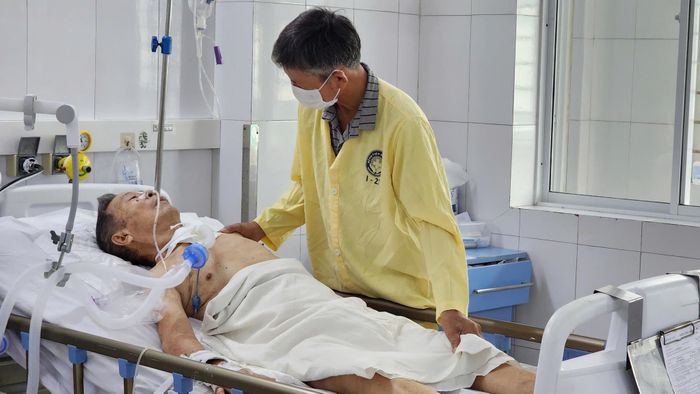 Chú Chiêu chăm sóc ba vợ với cử chỉ ân cần cùng mong mỏi ba sớm khoẻ về với mẹ già. Ảnh: T.T