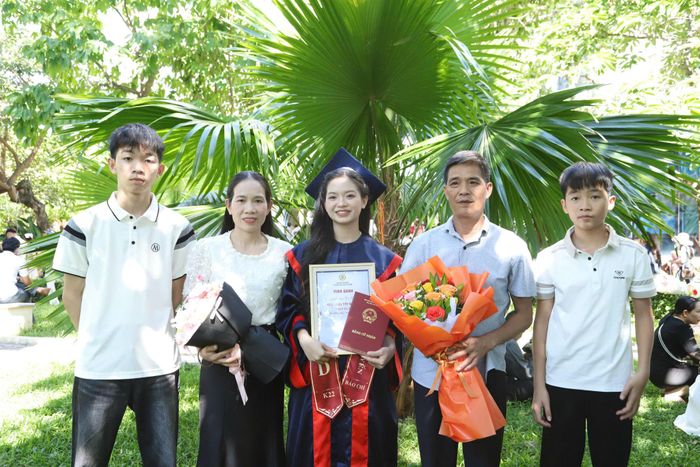 Hải Yến chia sẻ niềm vui cùng gia đình trong ngày tốt nghiệp Trường Đại học Sư phạm (Đại học Đà Nẵng). Ảnh: Nhân vật cung cấp.