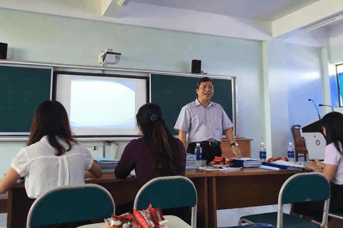 Rời vị trí Phó Giám đốc Đại học Đà Nẵng khi đã đến tuổi nghỉ hưu, GS.TS Lê Quang Sơn không chọn nghỉ hẳn mà vẫn tiếp tục gắn bó với công việc nghiên cứu và xem đó là niềm vui trong những năm tháng về già. Ảnh: NVCC