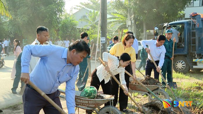 Các đại biểu cùng người dân tham gia dọn vệ sinh môi trường trên các tuyến đường. Ảnh: VĂN HÙNG - PHƯƠNG HUY