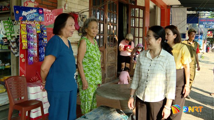 Lãnh đạo địa phương tuyên truyền, động viên người dân chấp hành đảm bảo trật tự vỉa hè. Ảnh: VĂN HÙNG - PHƯƠNG HUY