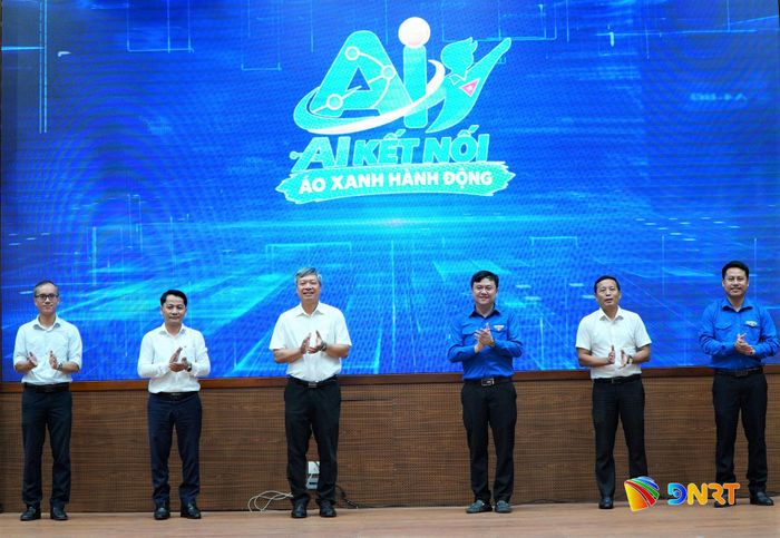 Phó Chủ tịch UBND thành phố Hồ Quang Bửu (thứ 3, từ trái sang) cùng các đại biểu thực hiện nghi thức ra mắt ứng dụng “AI kết nối - Áo xanh hành động”. Ảnh: TÂM ĐAN