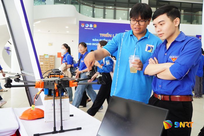 Các bạn trẻ tham quan triển lãm “Sản phẩm chuyển đổi số trong đoàn viên, thanh niên năm 2026”. Ảnh: TÂM ĐAN
