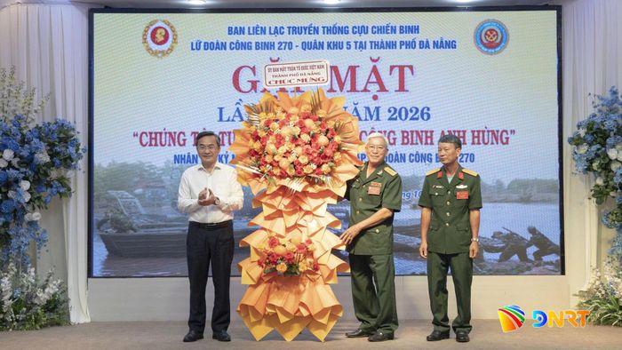 Lãnh đạo Ủy ban MTTQ Việt Nam thành phố tặng hoa chúc mừng buổi gặp mặt 55 năm ngày thành lập Lữ đoàn Công binh 270 Quân khu 5. Ảnh: HỒ QUÂN