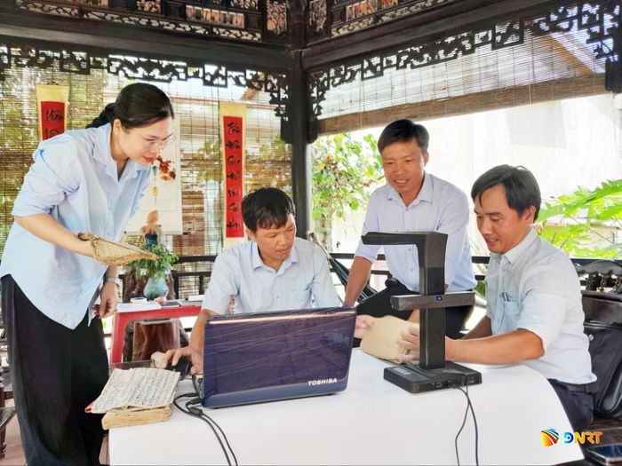 Cán bộ TTQLBTDSTGHA số hóa tư liệu Hán Nôm tại di tích. Ảnh: Hồng Việt