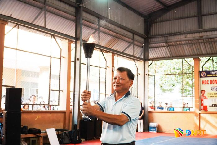 Thầy Nguyễn Cửu Huy, Hiệu trưởng Trường THPT Trần Phú thực hiện nghi thức rước đuốc tại Giải Thể thao học sinh cấp trường năm học 2026 - 2027.
