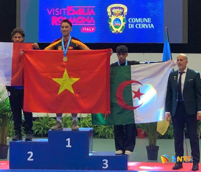 Nguyễn Giang Sơn (bục số 1) trên bục nhận Huy chương Vàng nội dung đối kháng nam hạng 68kg. Ảnh do nhân vật cung cấp