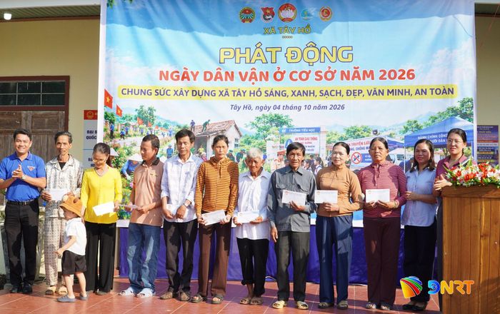 Đại diện các đơn vị của xã trao tặng quà cho các hộ nghèo, khó khăn. Ảnh: N.ĐOAN
