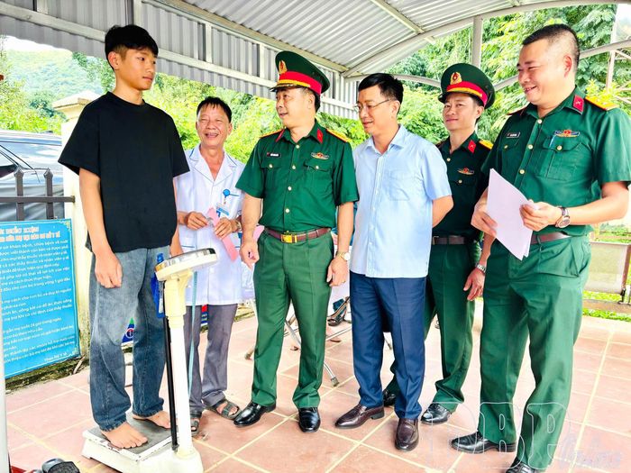 Lãnh đạo Bộ CHQS tỉnh kiểm tra công tác khám sơ tuyển quân sự năm 2027 tại xã Mường Ảng.