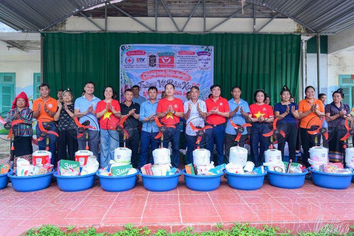 Ban Tổ chức trao quà cho các hộ nghèo.