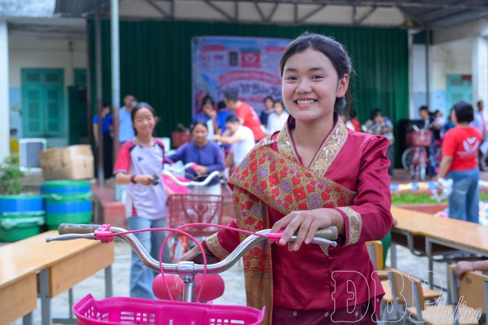 Niềm vui của học sinh khi nhận được quà.