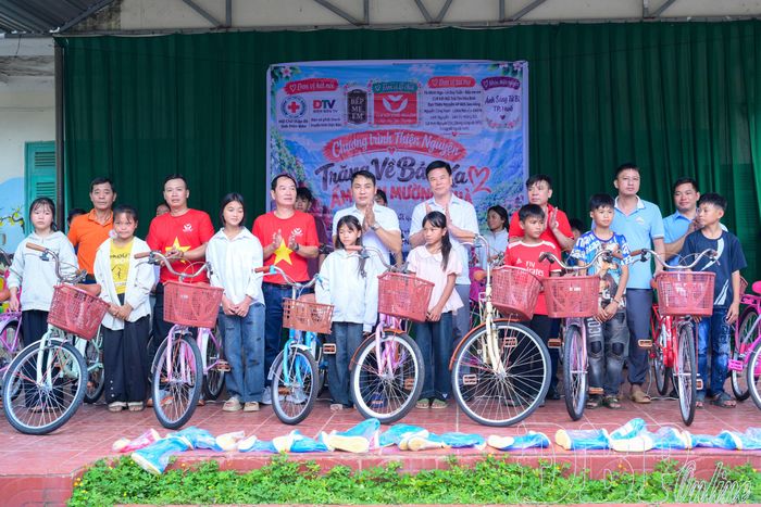 Ban Tổ chức trao xe đạp cho các em học sinh.