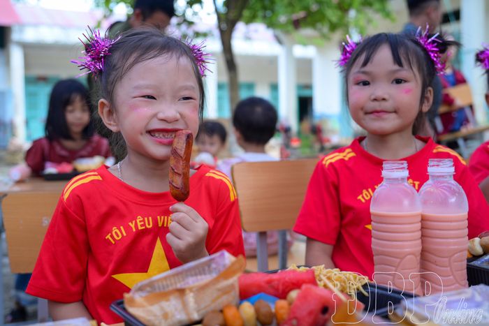 Các em học sinh tại phân hiệu Phu Luông vui thích tham dự tiệc buffet.