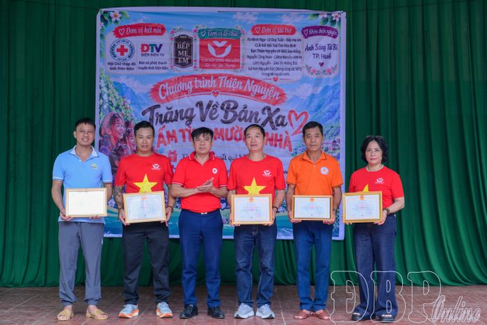 Đại diện lãnh đạo Hội Chữ thập đỏ tỉnh trao ghi nhận Tấm lòng vàng nhân đạo cho các nhà tài trợ.