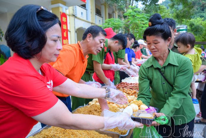 Bữa tiệc buffet có khoảng 10 món, gồm: Bánh trung thu, mì trộn, xúc xích, hoa quả các loại, trà sữa...