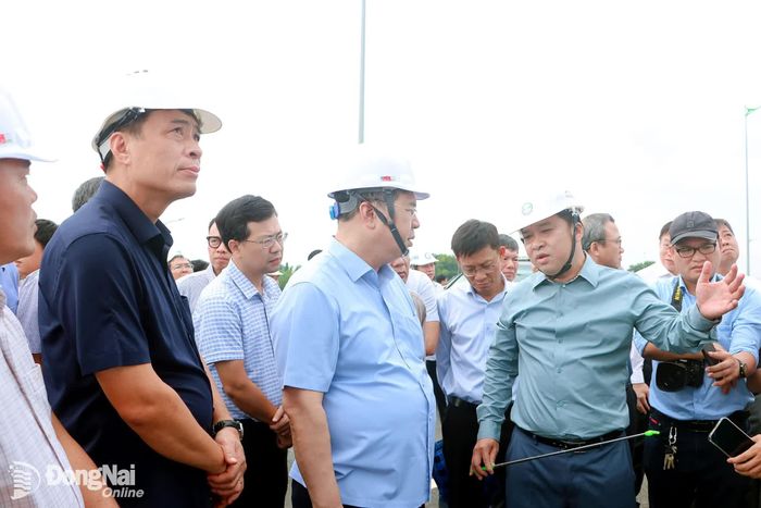 Thành ủy viên, Phó Chủ tịch UBND thành phố Đồng Nai Hồ Văn Hà báo cáo Phó Thủ tướng Thường trực Chính phủ Phạm Gia Túc tiến độ các dự án giao thông kết nối Sân bay Long Thành sáng 4-10. Ảnh: Phạm Tùng