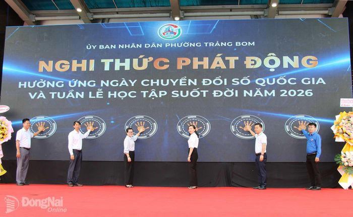 Các đại biểu thực hiện nghi thức nhấn nút phát động hưởng ứng Ngày Chuyển đổi số quốc gia và tuần lễ học tập suốt đời năm 2026. Ảnh: Hải Quân
