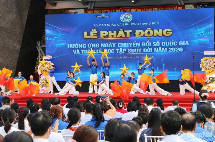 Một tiết mục văn nghệ do học sinh trên địa bàn phường trình diễn tại buổi lễ phát động. Ảnh: Hải Quân