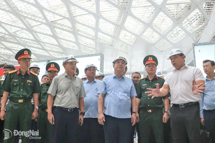 Lãnh đạo Tổng công ty Cảng hàng không Việt Nam báo cáo tiến độ thi công công trình nhà ga hành khách Sân bay Long Thành với Ủy viên Bộ Chính trị, Phó Thủ tướng Thường trực Chính phủ Phạm Gia Túc và đoàn công tác. Ảnh: Phạm Tùng