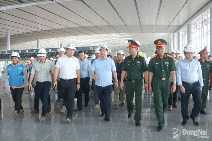 Ủy viên Bộ Chính trị, Phó Thủ tướng Thường trực Chính phủ Phạm Gia Túc kiểm tra công trình nhà ga hành khách Sân bay Long Thành. Ảnh: Phạm Tùng
