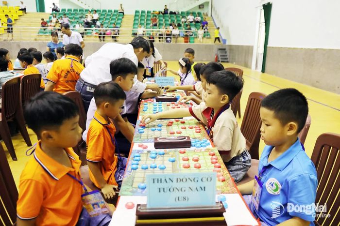 Các vận động viên nhí tranh tài ở môn cờ tướng. Ảnh: Huy Anh