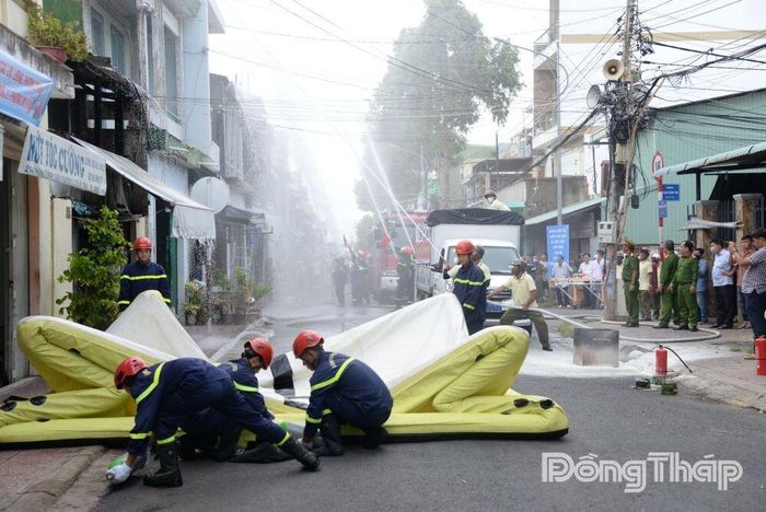 Diễn tập phòng cháy, chữa cháy tại nhà dân.