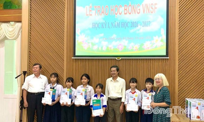 Đại diện Ban Tổ chức trao học bổng cho học sinh.