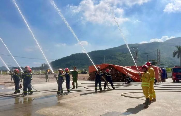  Lực lượng chữa cháy chuyên nghiệp cùng cơ sở phối hợp dập lửa bằng vòi lăn. Ảnh: N.L 