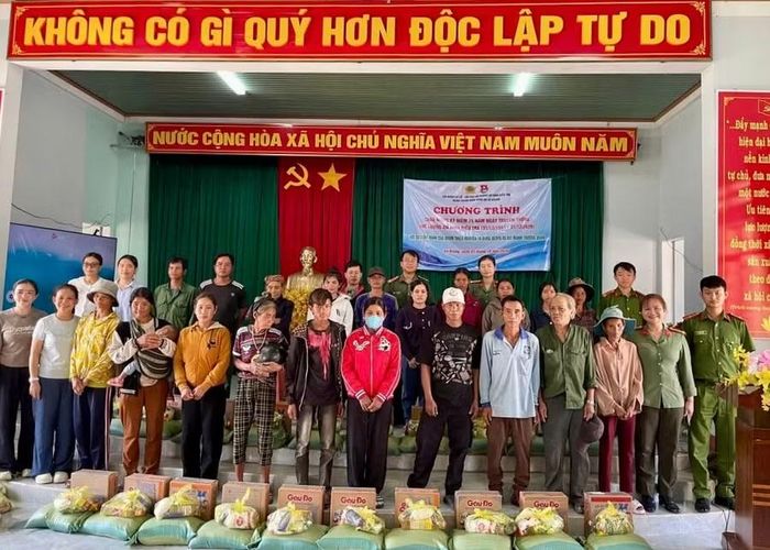  Đại diện các đơn vị tặng quà cho người dân xã Krong. Ảnh: ĐVCC 