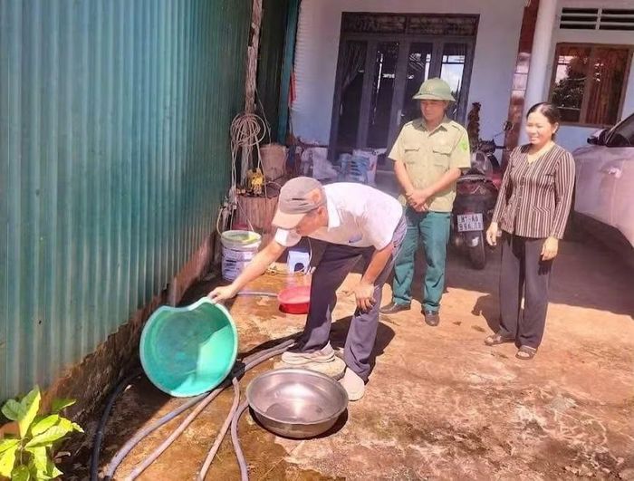  Cán bộ Trung tâm Kiểm soát bệnh tật hướng dẫn người dân các biện pháp phòng, chống SXH. Ảnh: ĐVCC 