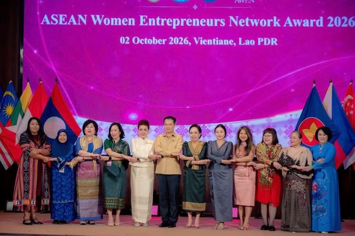  11 trưởng đoàn các nước ASEAN chụp ảnh lưu niệm với Bộ trưởng Bộ Công Thương Lào và Chủ tịch đương nhiệm mạng lưới doanh nghiệp nữ ASEAN. Ảnh A.Đ 