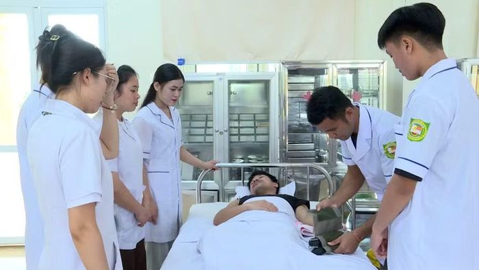  Học viên Lào thực hành các kỹ năng chăm sóc sức khỏe ban đầu tại Trường Cao đẳng Nghề số 21. Ảnh: Huy Toàn 