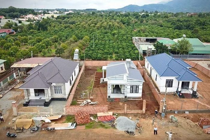 Tại khu tái định cư ở thôn Gia Lâm (xã Ia Ly), những căn nhà mới đang nối tiếp nhau hoàn thiện, giúp người dân ổn định cuộc sống. Ảnh: M.P