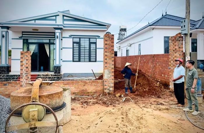 Cùng với số tiền hỗ trợ, đền bù và tích góp của gia đình, ông Trần Đệ (thôn Gia Lâm) đầu tư xây dựng căn nhà khang trang hơn 1,2 tỷ đồng. Ảnh: M.P