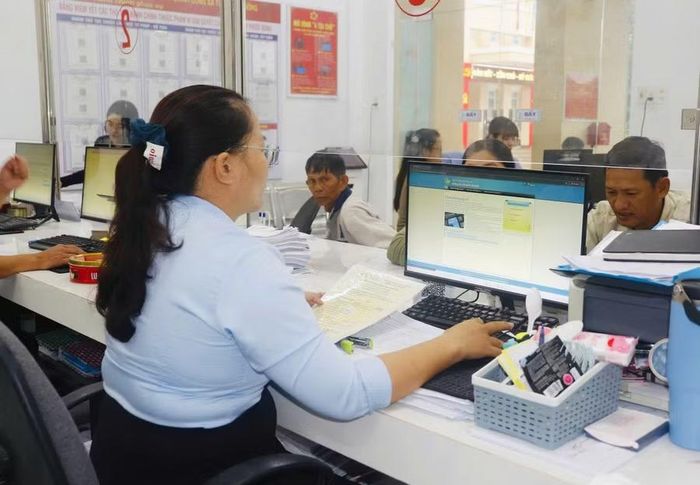  Khai thác dữ liệu đã có, Trung tâm Phục vụ hành chính công xã Tuy Phước Đông rút ngắn thời gian giải quyết thủ tục cho người dân. Ảnh: Hồ Điểm 