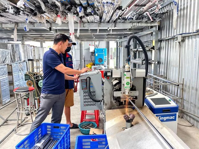 Hệ thống máy tự động khoan, cắt sắt thép bằng tia laser tại Công ty TNHH Sản xuất - Kinh doanh tổng hợp Tiến Phát (phường Hoài Nhơn). Ảnh: B.N