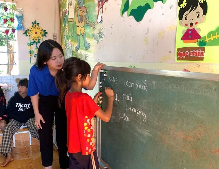  Mô hình lớp học tiếng Anh cho thiếu nhi làng Lung Prông do Đoàn xã Đức Cơ phối hợp Trường THPT Lê Hoàn thực hiện. Ảnh: ĐVCC 