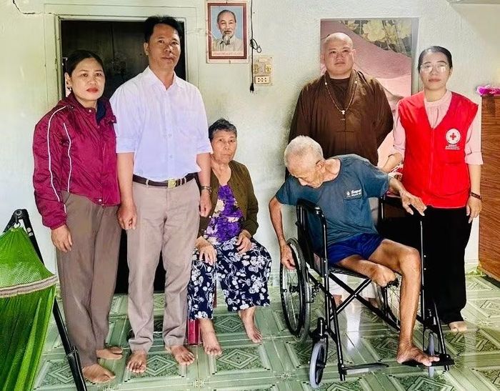Hội Chữ thập đỏ xã Kông Bơ La trao tặng xe lăn đến các hộ nghèo, gia đình chính sách. Ảnh: Thúy An