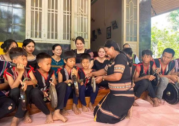  Nghệ nhân Puih H’Nir truyền dạy cách đánh cồng chiêng cho thanh, thiếu niên làng Kmông (xã Ia Krái). Ảnh: Lê Gia 