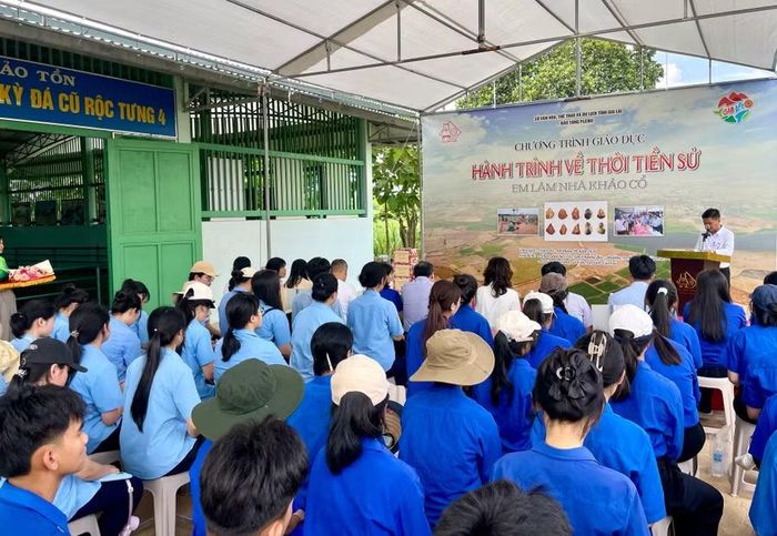 Lễ khai mạc chương trình được tổ chức ngay tại Di tích Rộc Tưng (xã Cửu An). Ảnh: Lam Nguyên