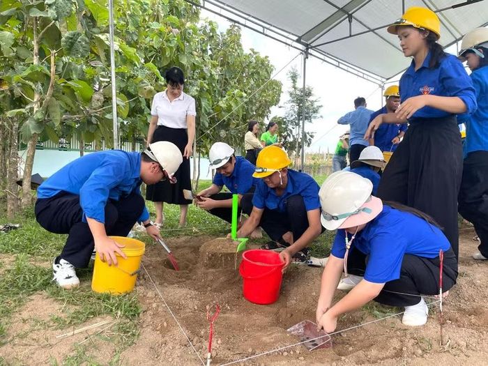 Các nhà khảo cổ nhí trải nghiệm tại chương trình. Ảnh: Lam Nguyên