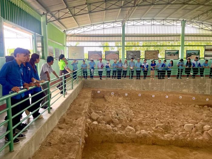 Các em học sinh tham quan Nhà bảo tồn Di tích khảo cổ sơ kỳ đá cũ Rộc Tưng 4. Ảnh: Lam Nguyên