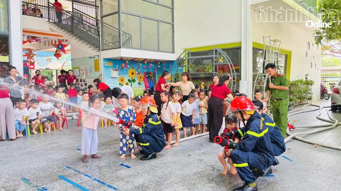 Trẻ mầm non thích thú với phần trải nghiệm phương tiện chữa cháy.