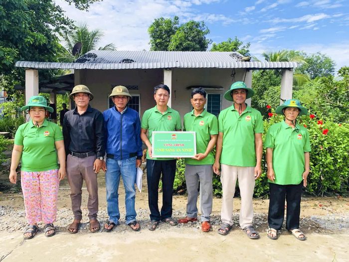 Hội Nông dân xã Tây Ninh Hòa bàn giao công trình “Ánh sáng an ninh” tại thôn Suối Sim.