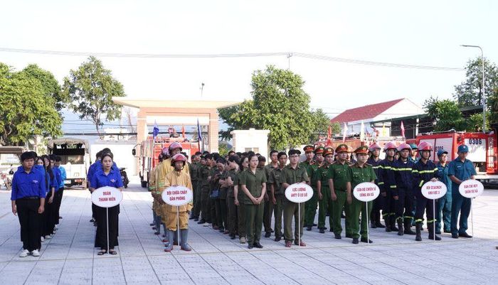 Các lực lượng tham gia lễ phát động.