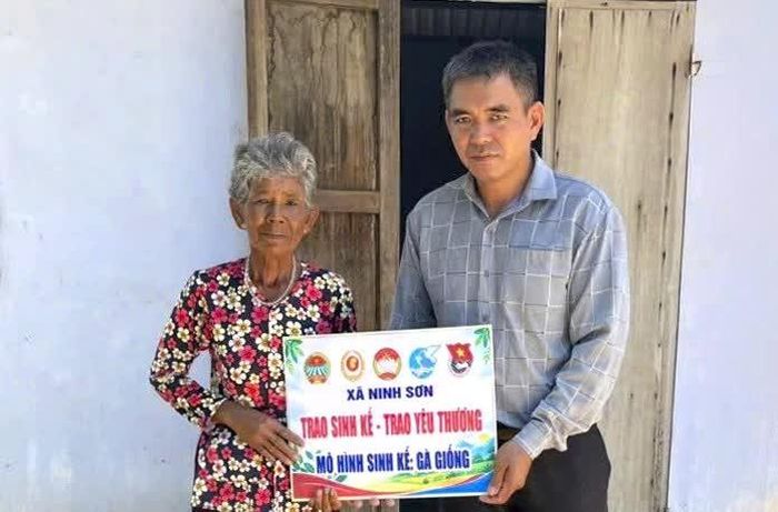 Trao hỗ trợ mô hình sinh kế gà giống cho hội viên nông dân.