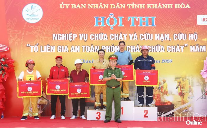 Đại tá Lê Quang Đồng - Phó Giám đốc Công an tỉnh trao giải cho các đội có thành tích cao tại phần thi lý thuyết.