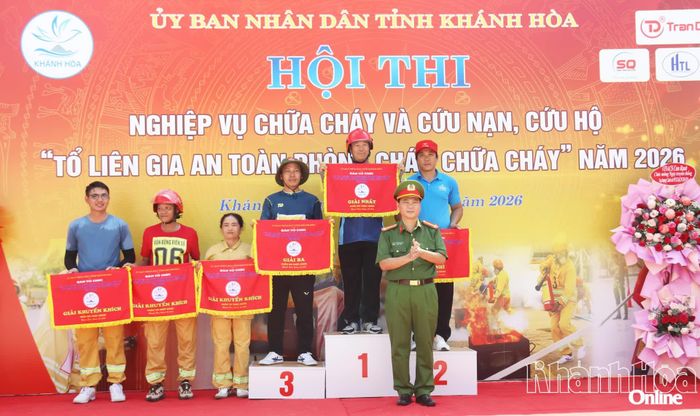 Đại tá Nguyễn Quang Đang - Trưởng phòng Cảnh sát phòng cháy chữa cháy và cứu nạn, cứu hộ Công an tỉnh Khánh Hòa trao giải cho các đội có thành tích cao tại phần thi thực hành.
