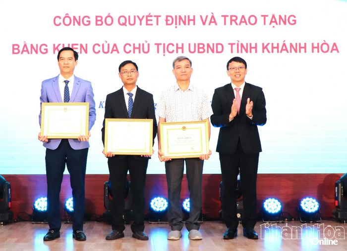 Đồng chí Nguyễn Thanh Hà trao bằng khen của UBND tỉnh cho các tập thể của Trường Đại học Nha Trang.
